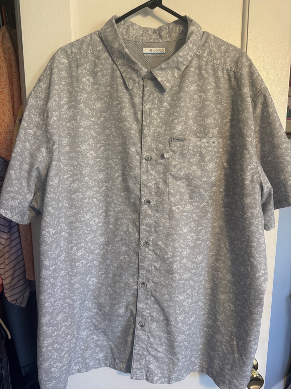 Columbia Men's Light Gray Short-Sleeve Printed Button-Down Shirt